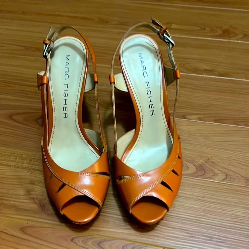Excellent condition Marc Fisher heels. Perfect shoes for any special occasion.